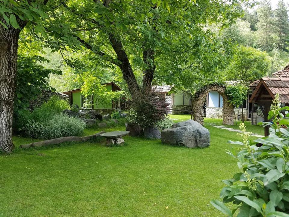Eco Garden Bed & Breakfast Дилиян Екстериор снимка