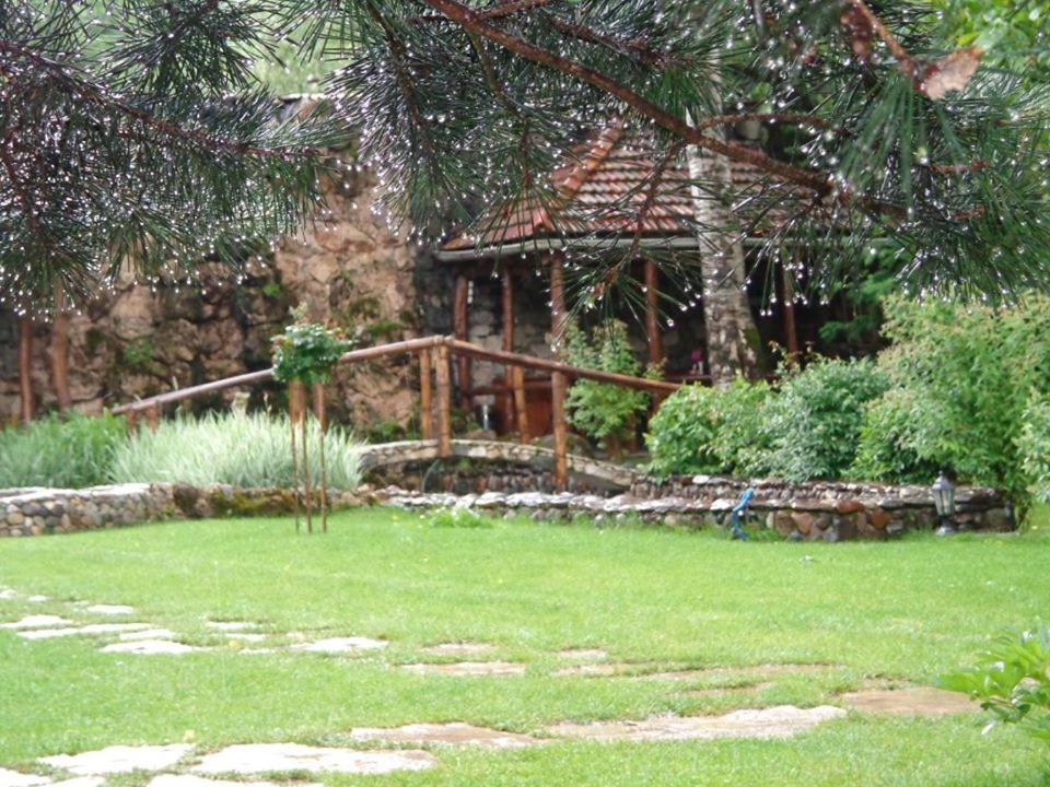 Eco Garden Bed & Breakfast Дилиян Екстериор снимка