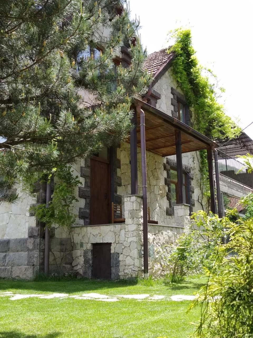 Eco Garden Bed & Breakfast Дилиян Екстериор снимка
