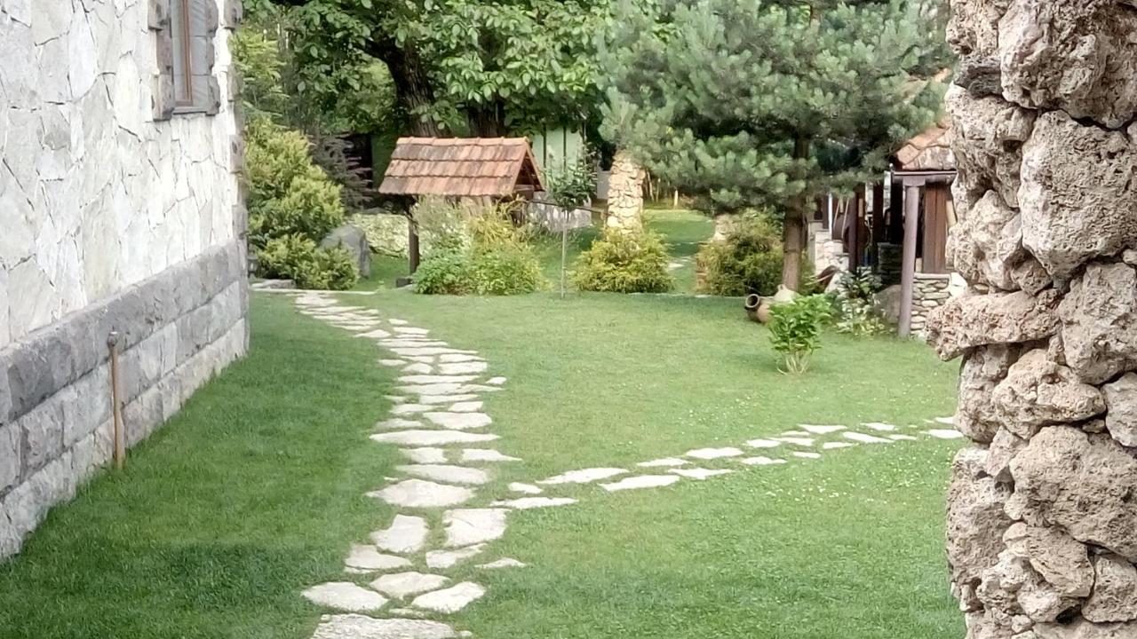 Eco Garden Bed & Breakfast Дилиян Екстериор снимка