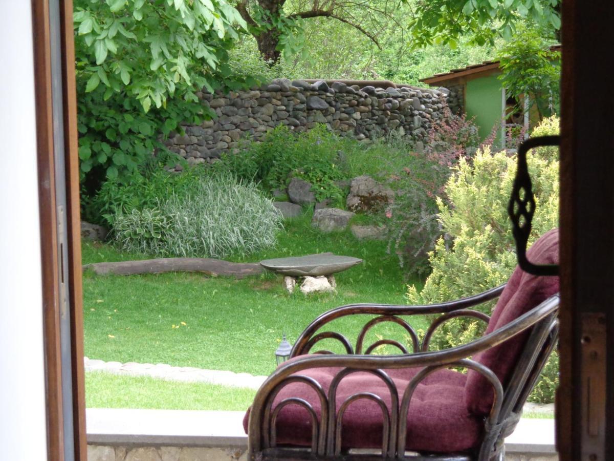 Eco Garden Bed & Breakfast Дилиян Екстериор снимка